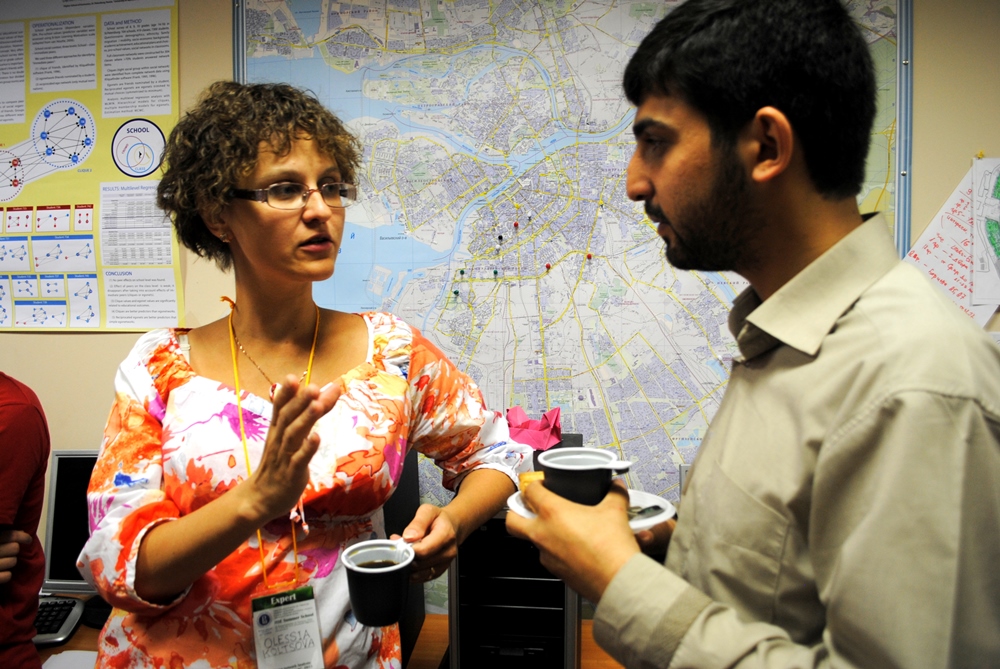 Елена Кольцова, заведующая лабораторией интернет-исследований, а Ахмад Халили Джафарабад, один из победителей конкурса докладов (Иран)